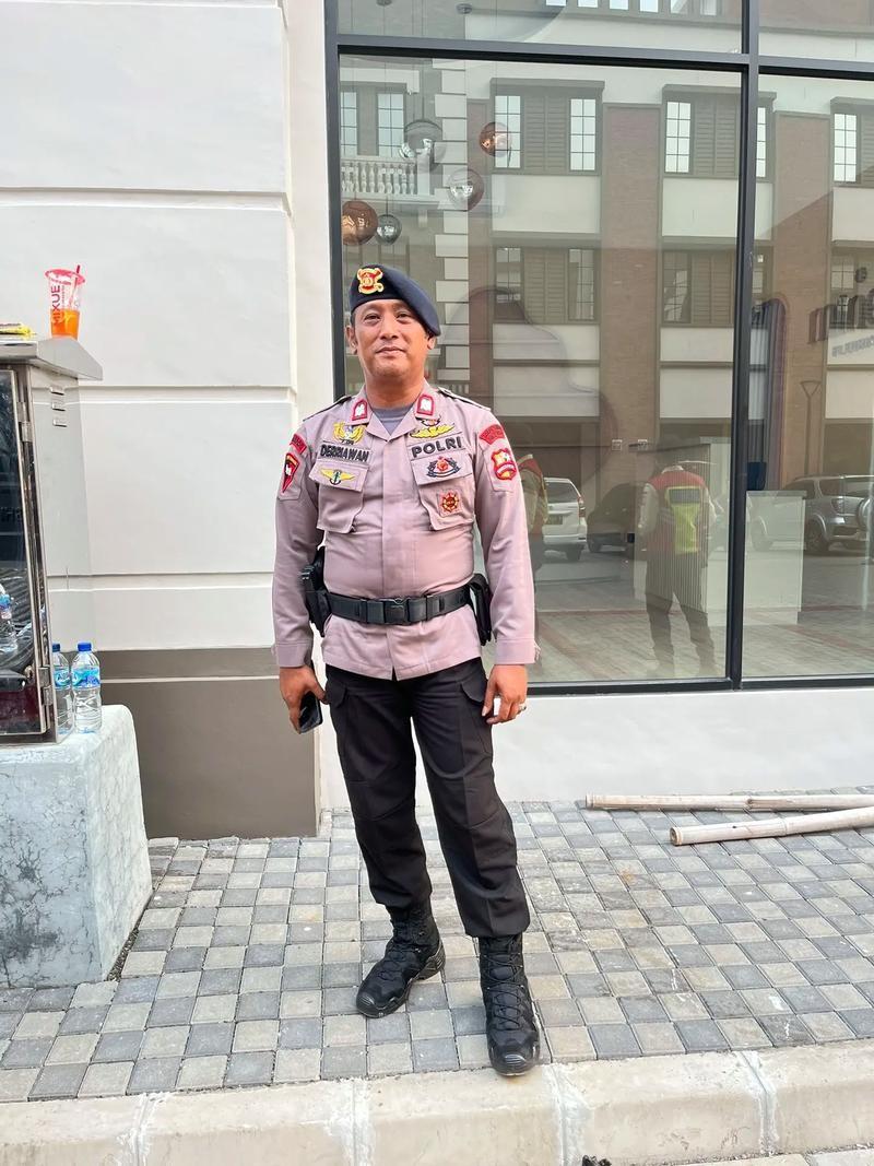 印尼无论是作战部队的军官，还是他们的警察总监，衣服上都贴满了各种“创可贴”、“小