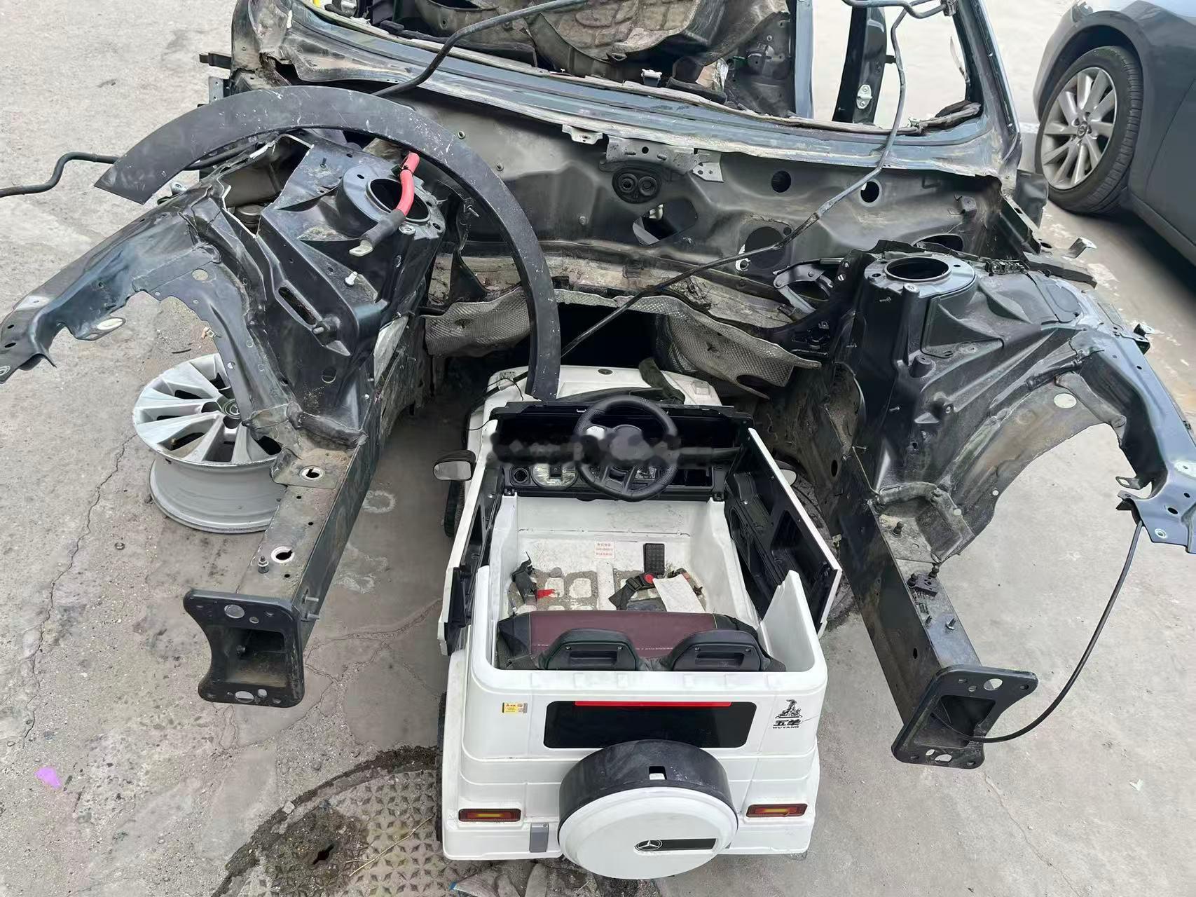 奔驰大G真结实~~~把对面的车撞成这样了~~~ 海阔试车超话