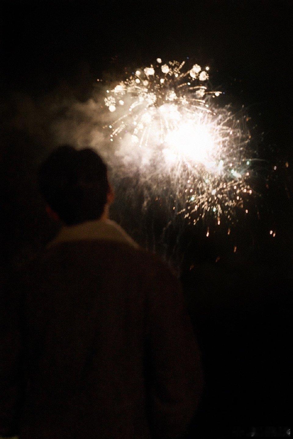吴磊新年第一张神图有了 被吴磊这张神图狠狠拿捏！转身看烟花的温柔笑意，搭配身后漫