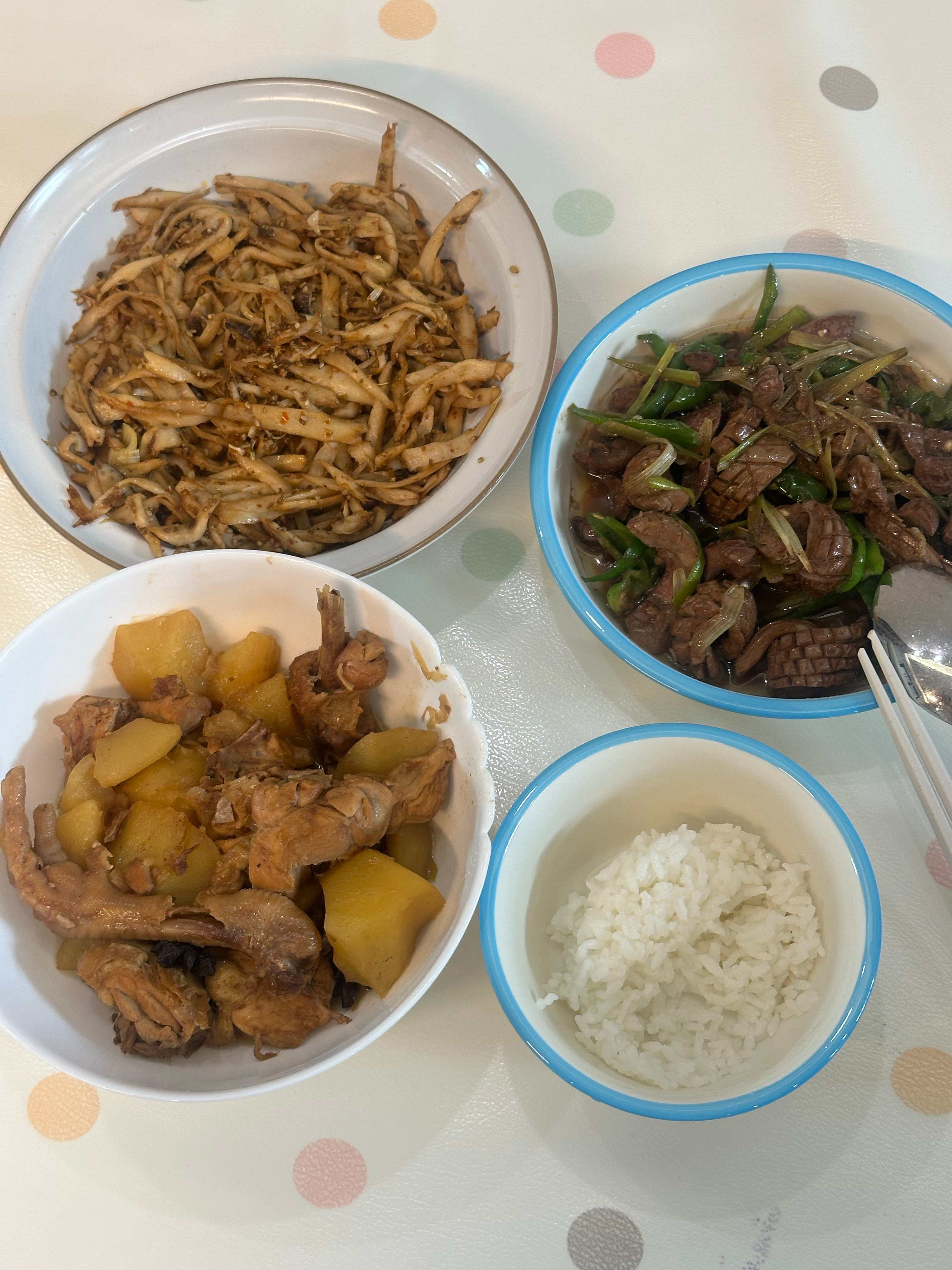 吃饭，小虾在4S店混了份盒饭，阿姨做好饭就我自己一个人吃