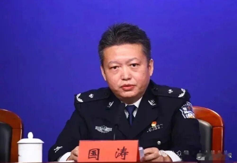 国涛从警生涯的高光时刻，无疑是在深圳的30年。在深圳警界，国涛这个名字颇为知名，