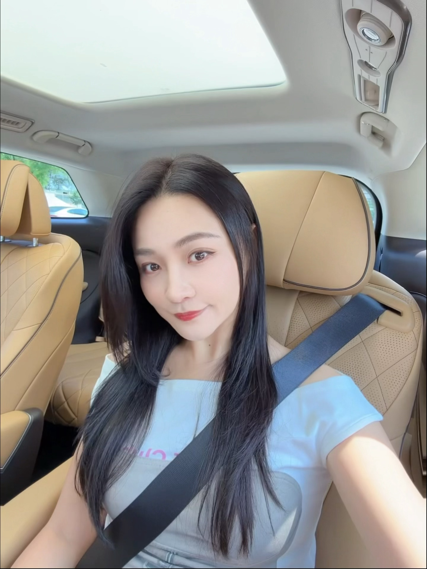 很久没黑长直了～而这一头秀发出自本人之手哈哈哈我可太厉害了有没有谁需要染头服务的
