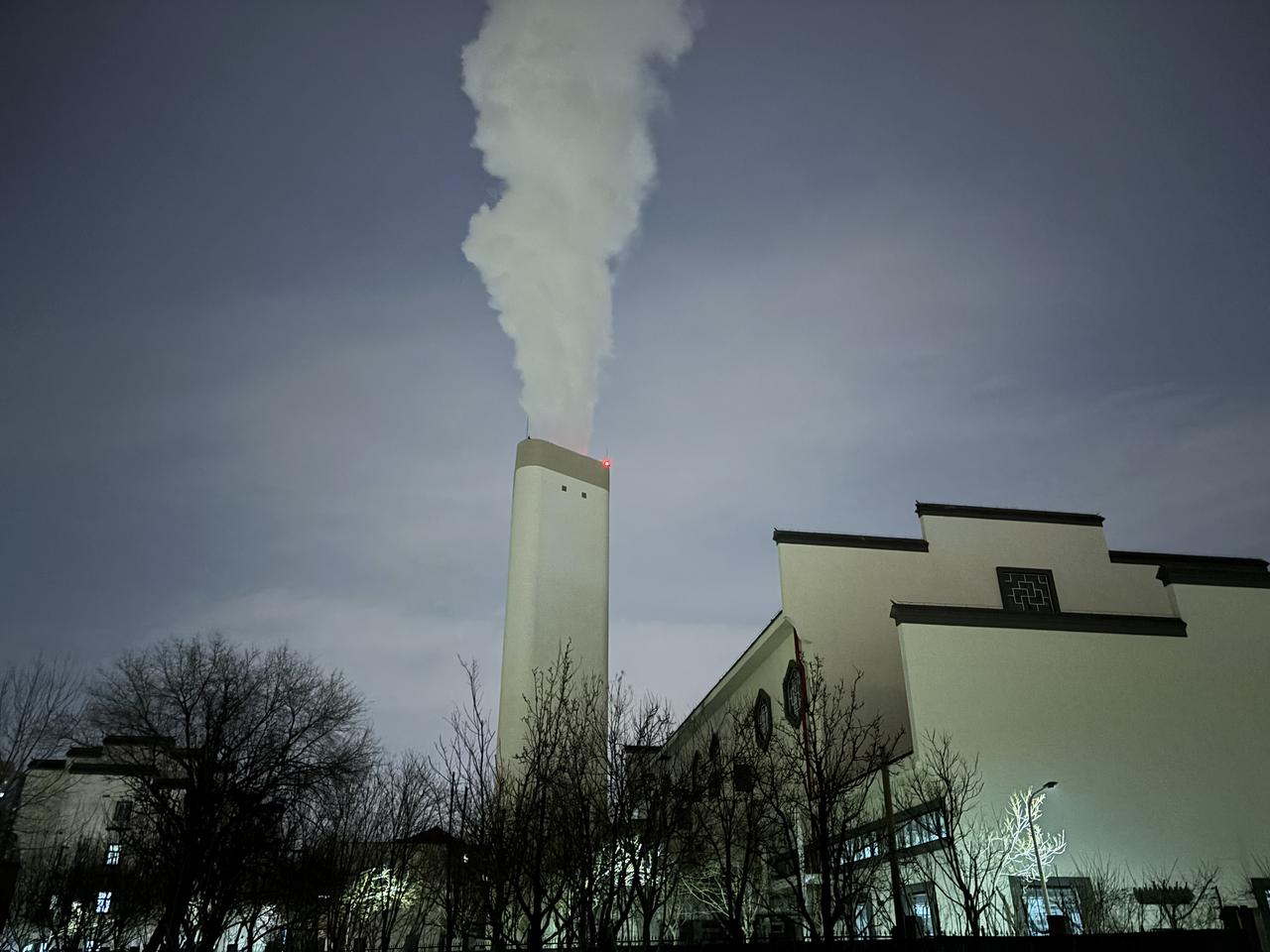 鹧鸪天•春影仙澜

文/熏墨
玉镜裁霞绛雪翻，惊鸿一瞥裂秋烟；
星涡浅漾融霜色，