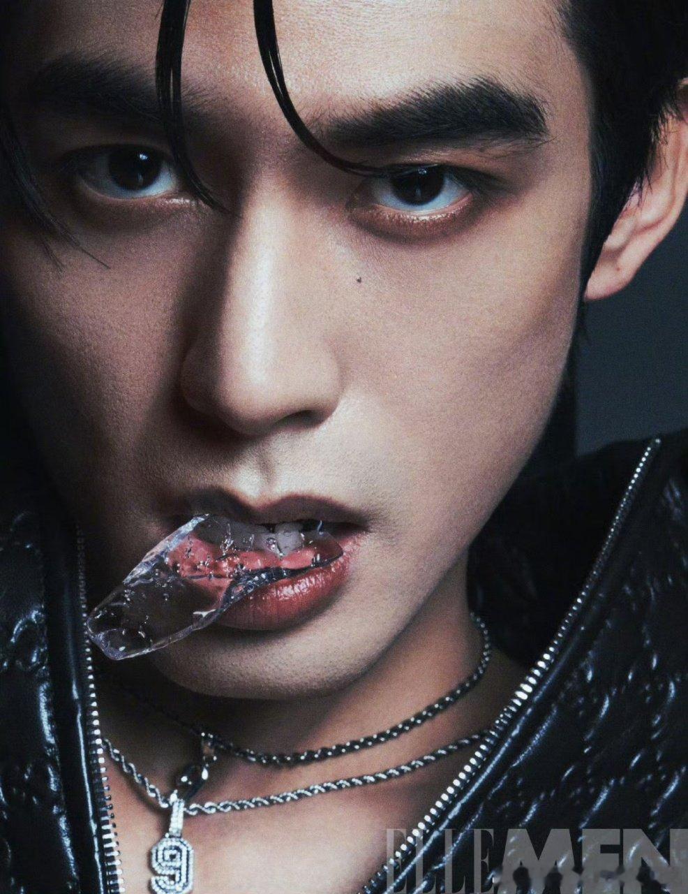 宋威龙出道十年没染过头发宋威龙居然十年没染过头发，黑发造型把他的浓颜优势发挥到极