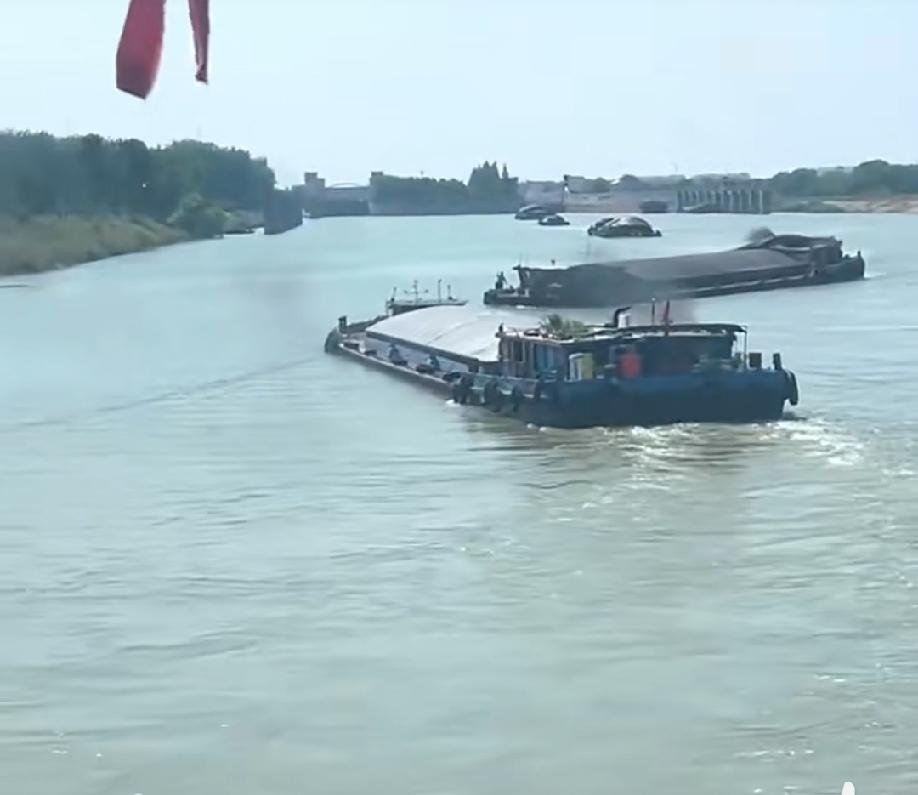 一内河河道内，两艘满载货物的货轮面对面发生碰撞，不过，貌似没有造成比较恶劣的后果