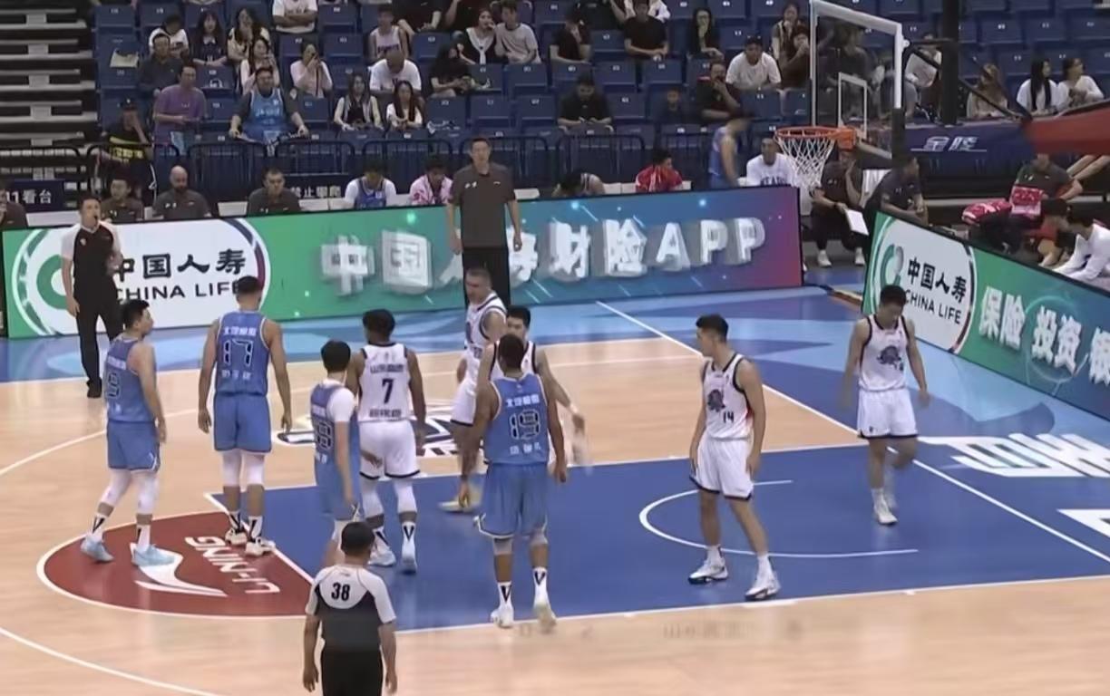 CBA夏季联赛，北京85‑82三分拿下山东！北京这边周琦、陈盈骏曾凡博三大核心缺