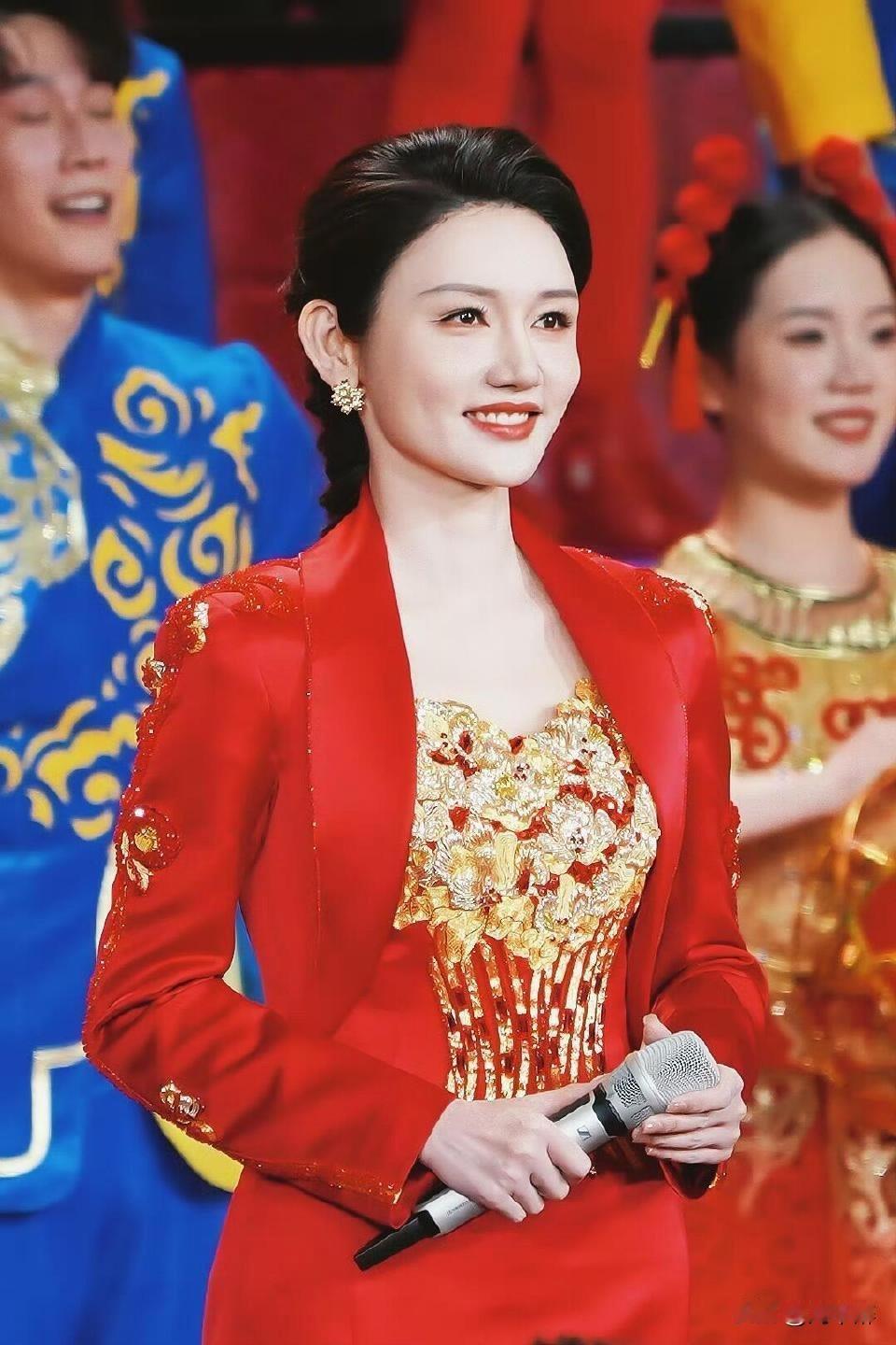 龙洋真是愈发标致了，她那一对可爱的小酒窝，堪称“美貌法宝”。
她立于舞台之上，既