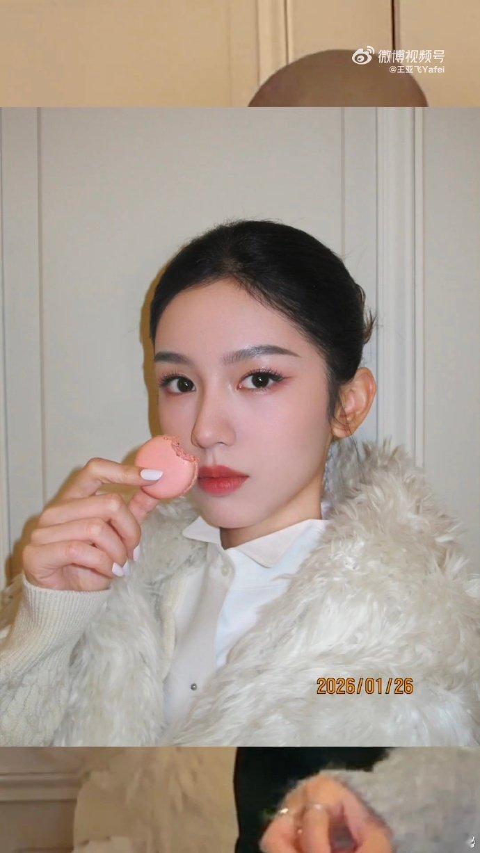 王亚飞给周也化巴黎春天妆王亚飞给周也化巴黎春天妆 周也巴黎春天妆造 周也巴黎春天