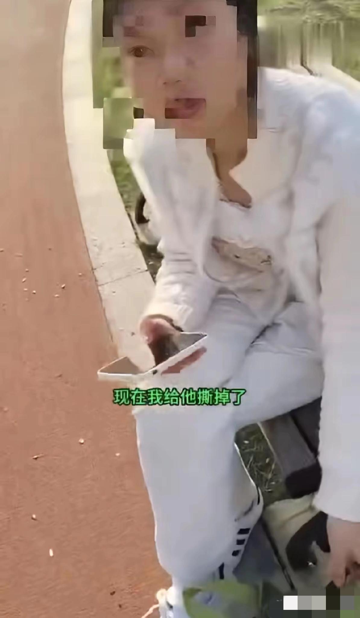 一杯12块钱的奶茶，把有些人的素质照得明明白白！


女生外卖奶茶被白衣女生顺手