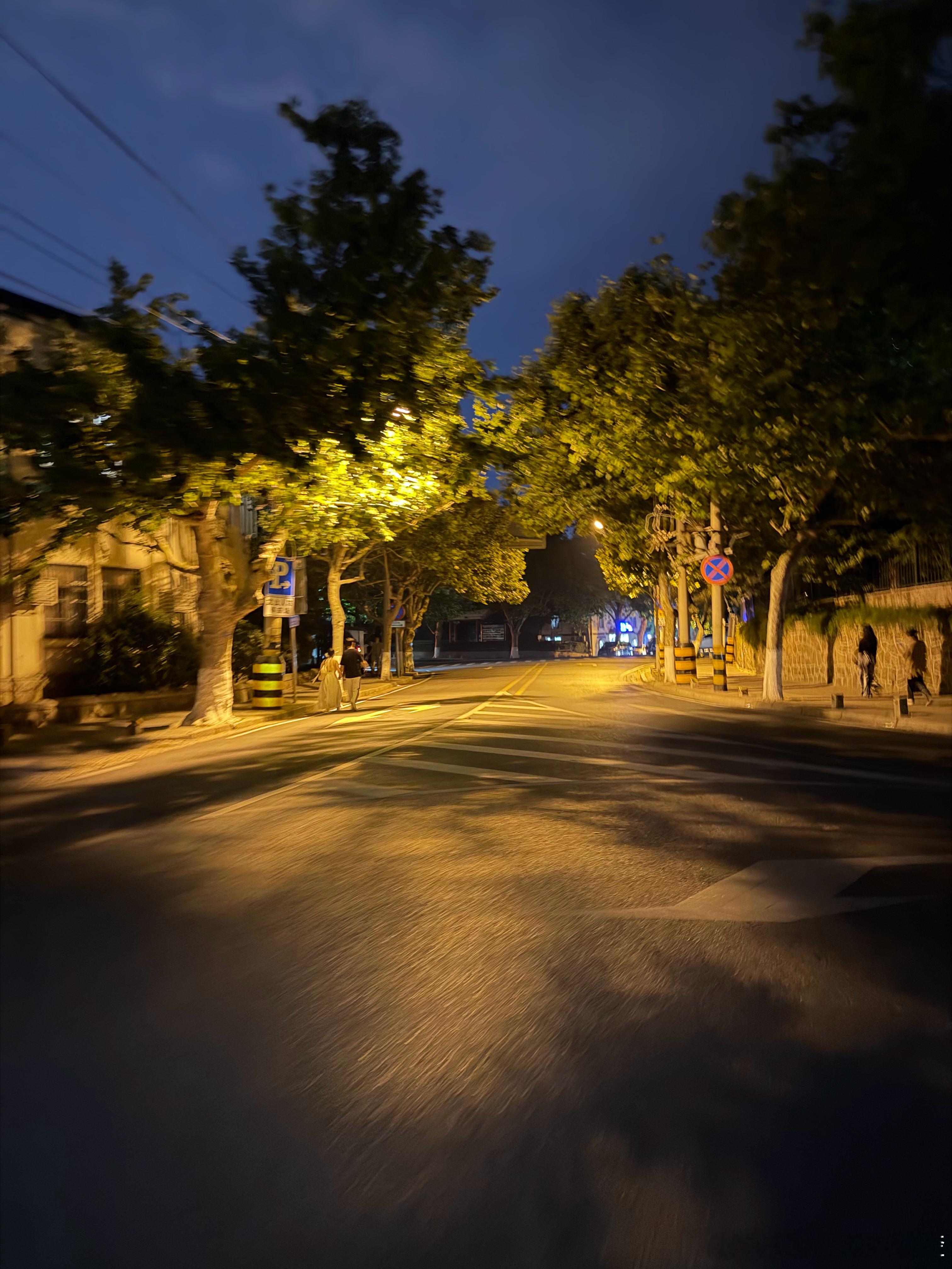 出来溜达，同行的大姐想溜达着去个地点我们问多远姐说一公里多走十分钟了我问还有多远