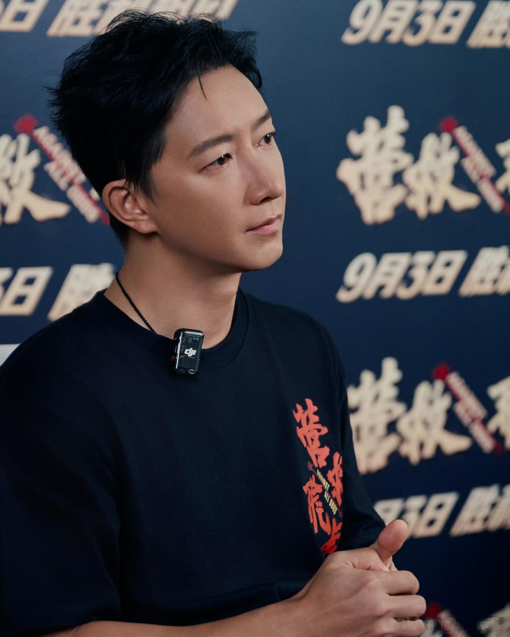 韩庚现身营救飞虎首映《营救飞虎》首映礼上，韩庚状态绝佳似星辰闪耀，他将欢少在抗战