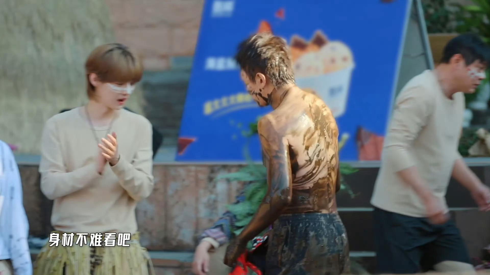 邓超问鹿晗身材不难看吧 笑死了，邓超背着五哈团兄弟们偷偷练腹肌这边鹿晗好漂亮！ 