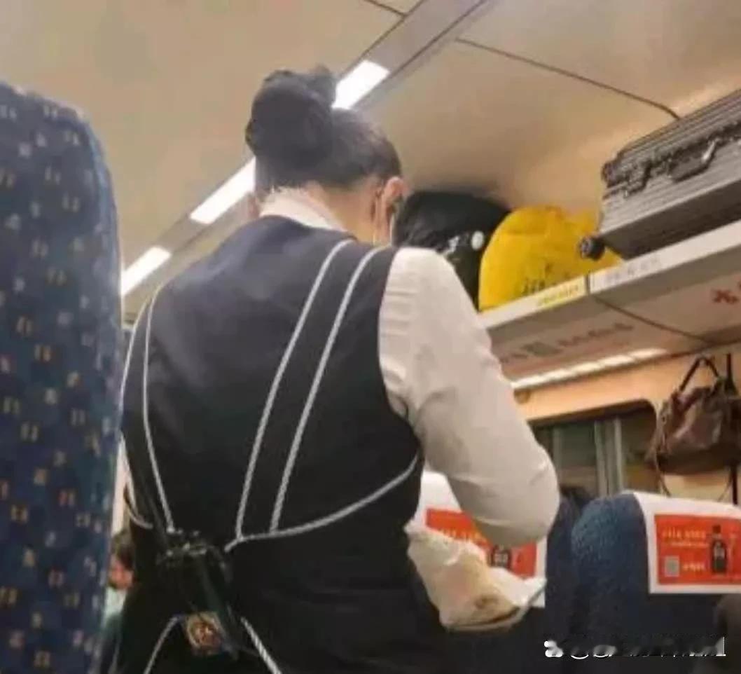 在高铁上仔细一看，愣住了半天，再仔细一看，瞬间笑了起来。今天从河池乘高铁来南宁。