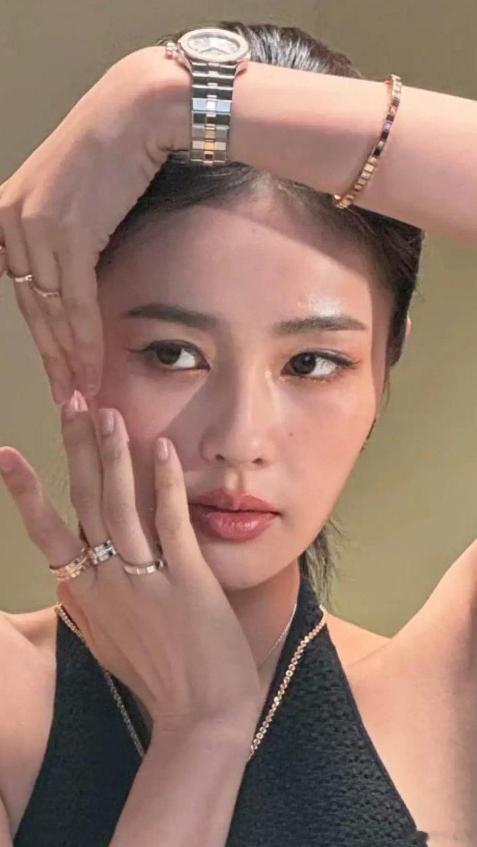 这居然是白鹿自己发的生图，看来对自己蛮自信的[笑cry]忘记大家怎么毅然决然地把