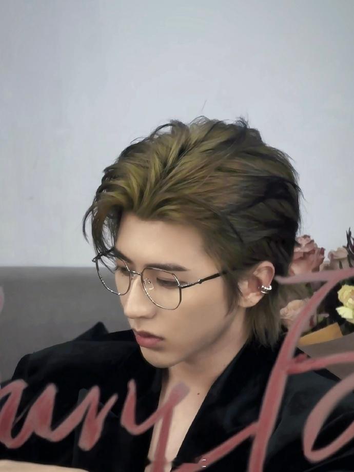 蔡徐坤背头live图  蔡徐坤金丝眼镜背头live图  当蔡徐坤的背头live图