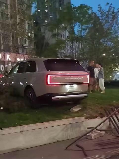 坏消息：小米澎程刚开发布会2天，就被车主试驾误踩油门当刹车冲上隔离带；好消息：那