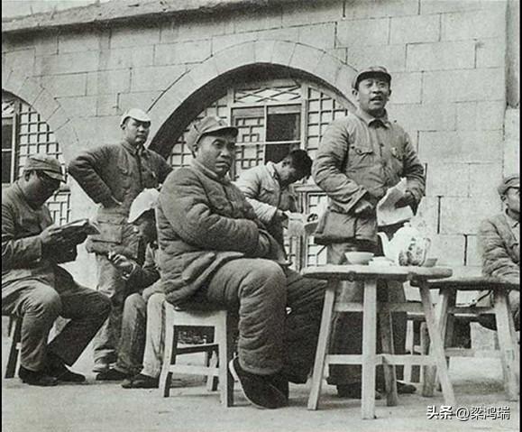 这张照片记录了1940年10月在延安王家坪召开的一场军工生产会议。 

这张历史