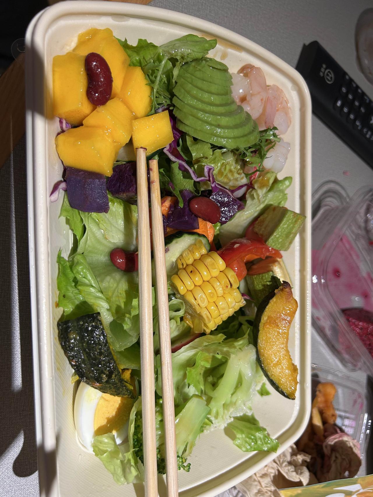 吃草吃了两个月，现在对高油的美食有点不耐受了。朋友们请我吃好的，吃完就腹泻。
唯