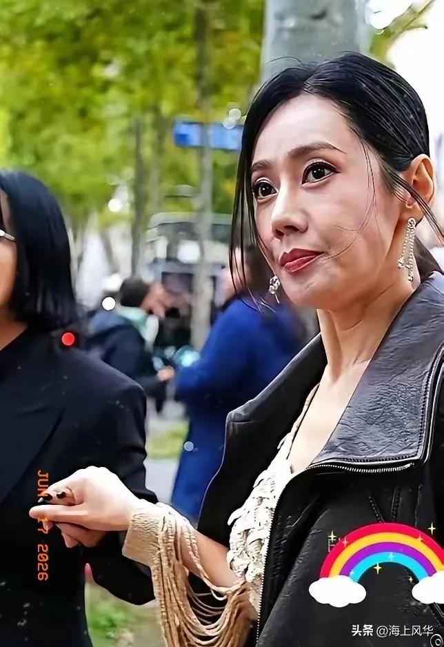 46岁的秋瓷炫，彻底撕下了中年女人的“遮羞布”。
飞机延误四小时，她刷爆丈夫的卡