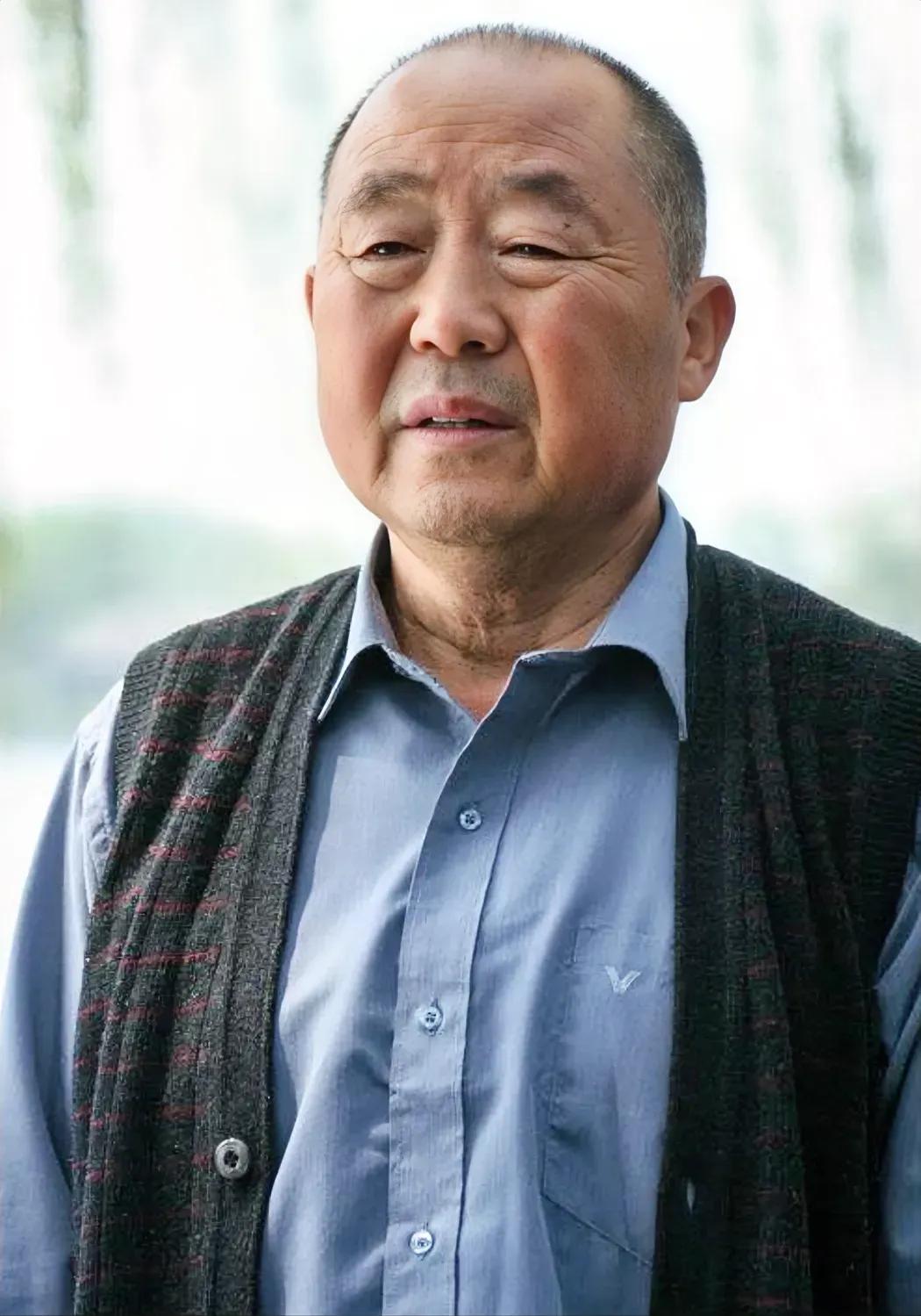 农民出身的老戏骨，在解放军总政艺术学院毕业后他进入了北京人艺，一个戏骨辈出的地方
