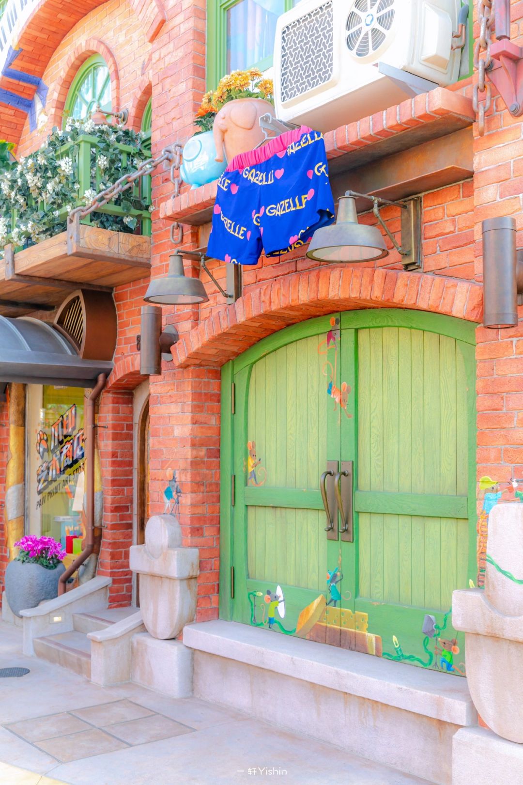 是谁的大裤衩，晾在迪士尼里面！