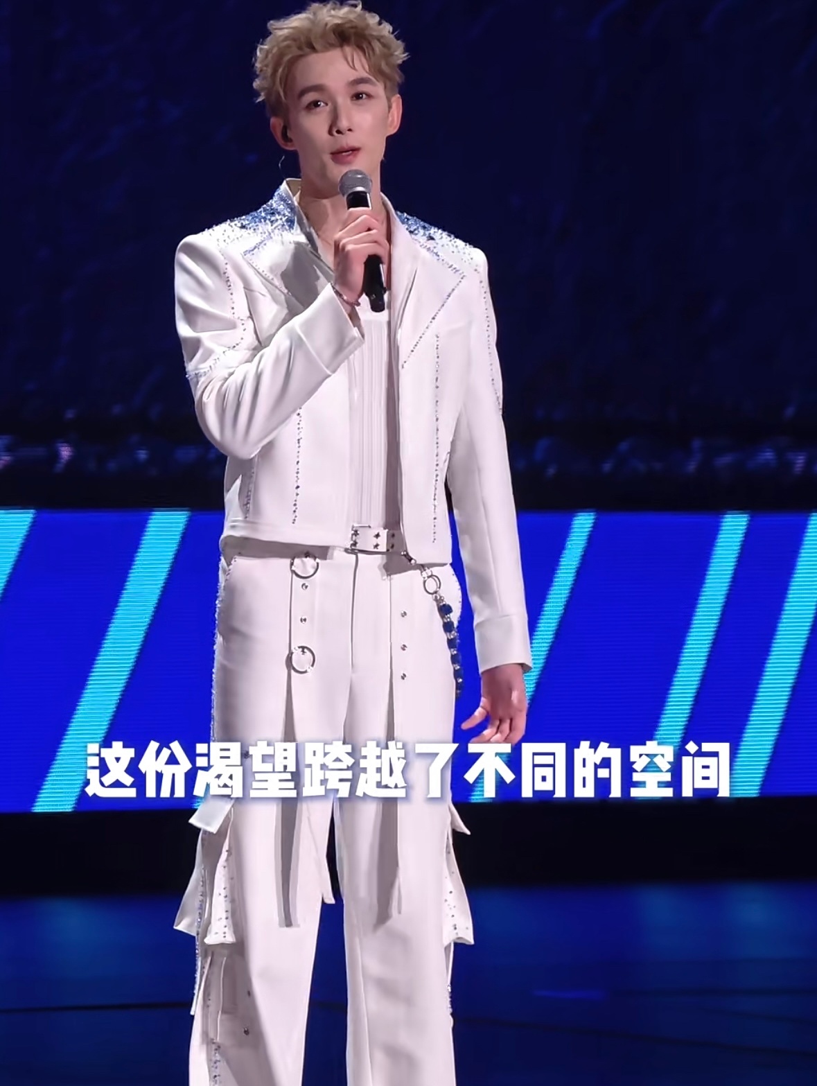 吴磊一开口全想起来了当吴磊在台上认真地讲，自己如何在高温炙烤下，从早到晚坚持骑行