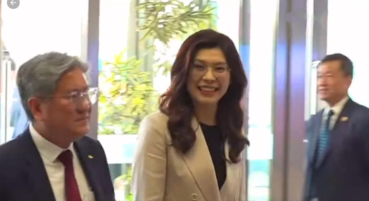 郑丽文在大陆第三天造型，选白色西服与黑色打底衫，上身穿黑白配经典大气！4月9日早