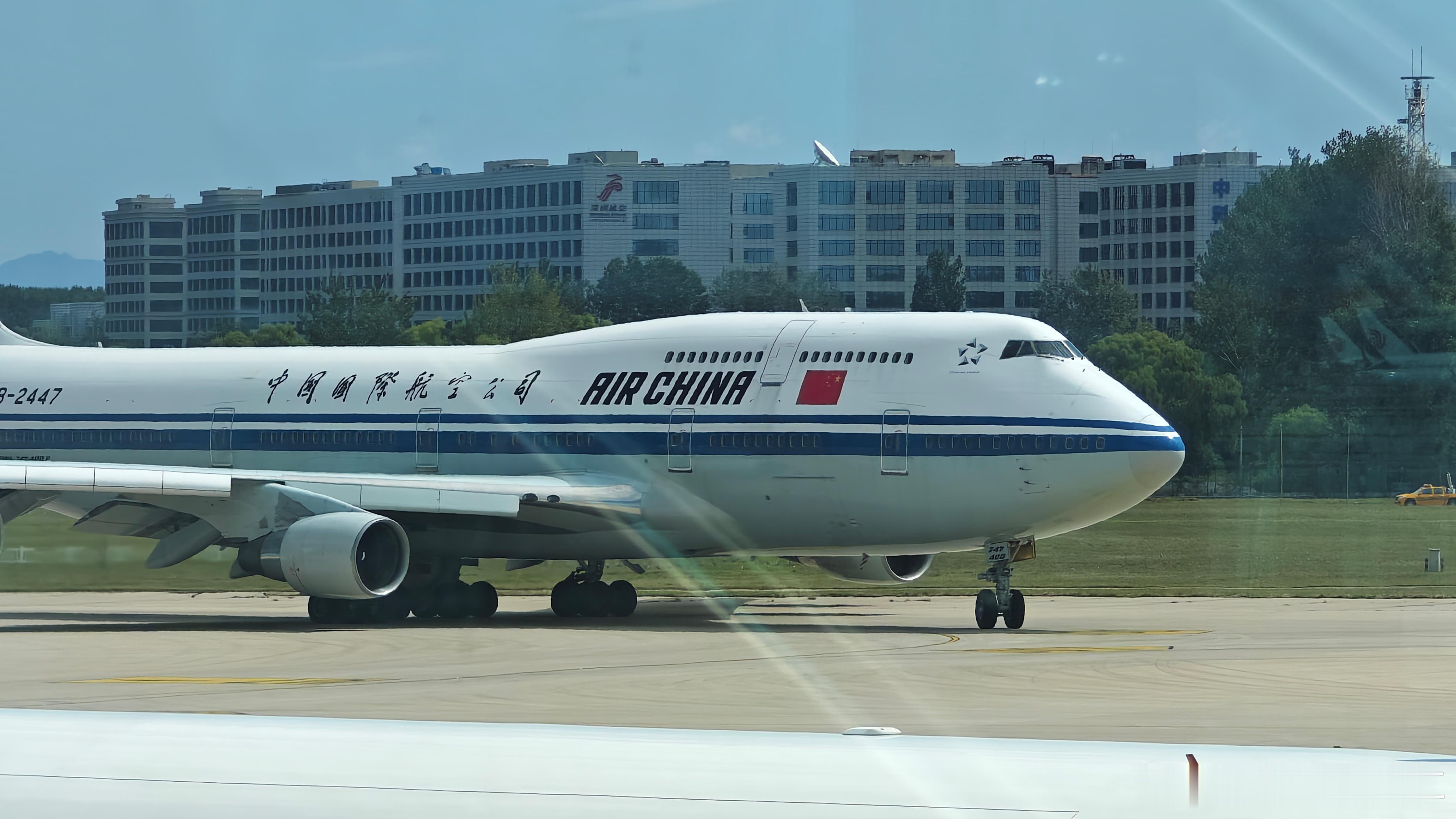 昨天看见B-2447了，同一天，30岁的B-2445光荣退役。目前就国航和汉莎还