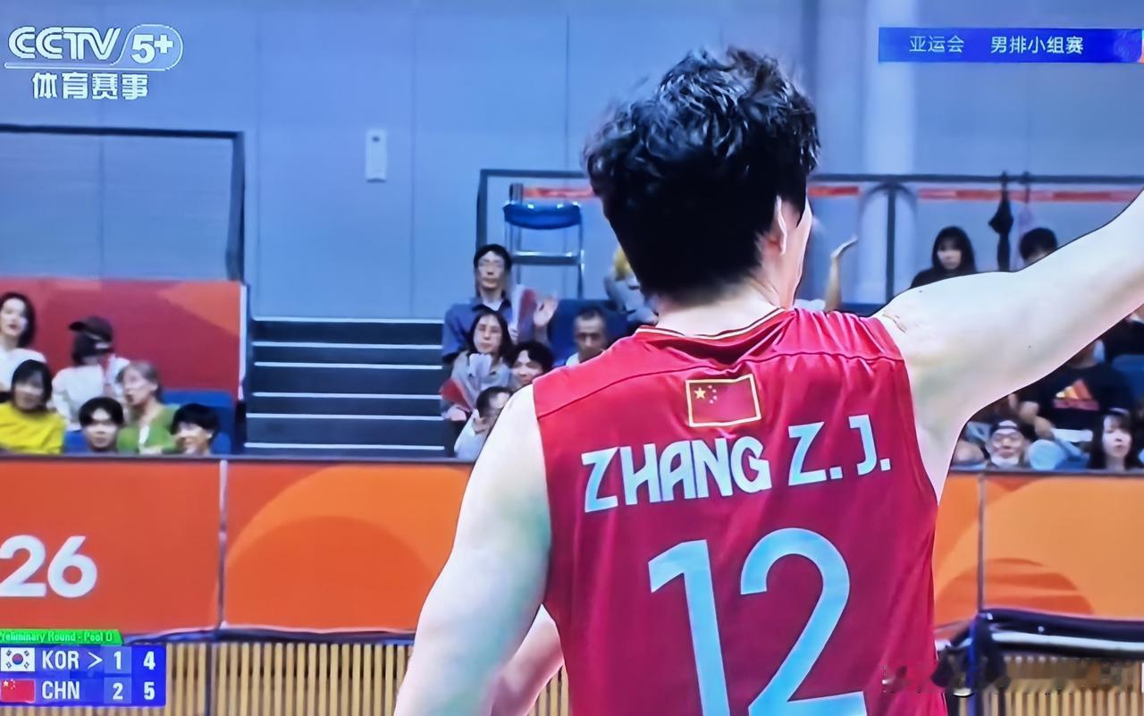 男排小组赛，中国男排对韩国男排。
双方都进入了八强，这一次就是为了争夺小组的头名