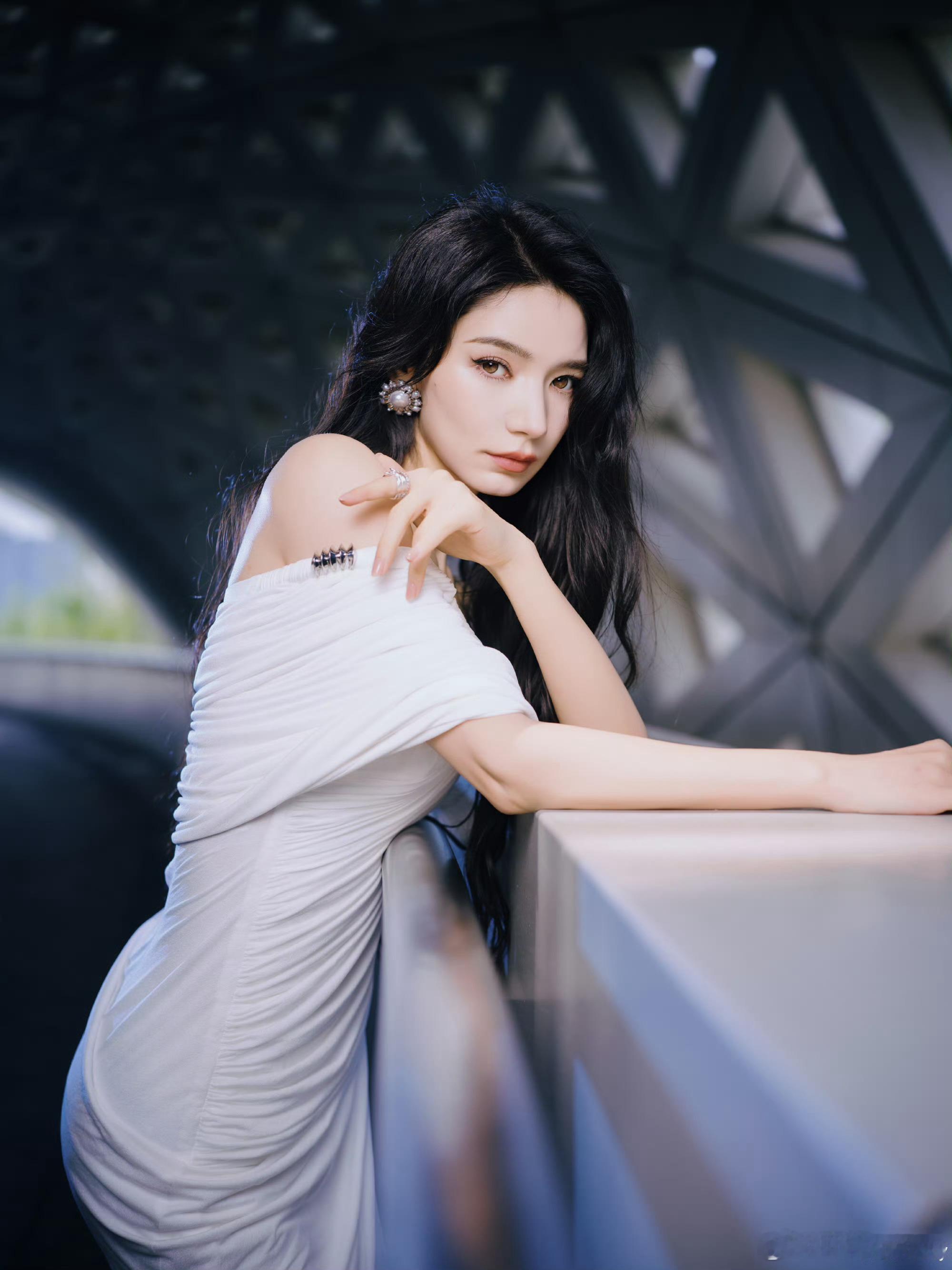 代斯颜值战胜了拍照技术女明星自拍也要找显脸瘦的角度 我要是长代斯这张脸，我根本不