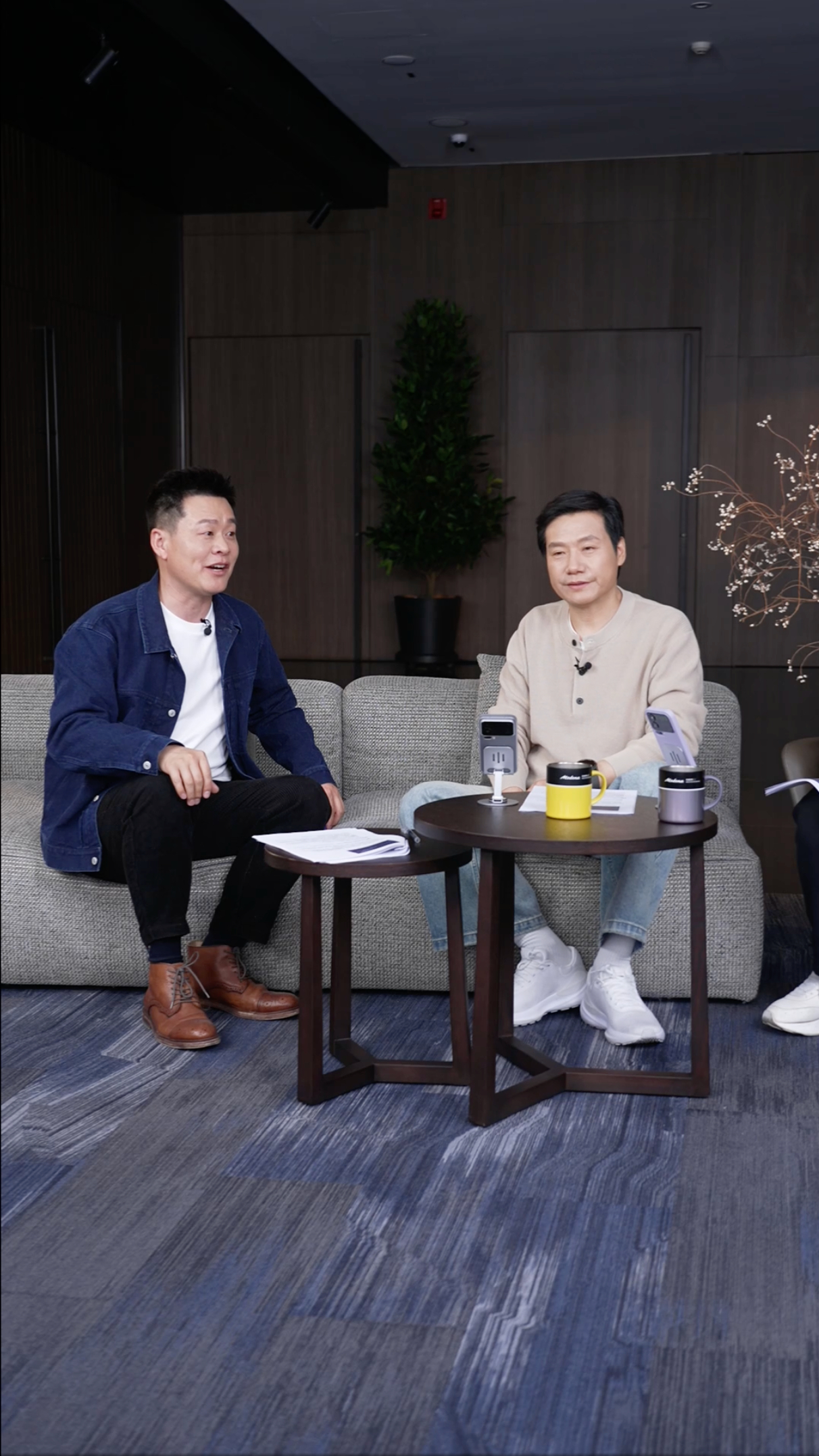 雷总表示，正在努力赶进度，部分小米之家可能在春节前展陈新一代小米 SU7。 