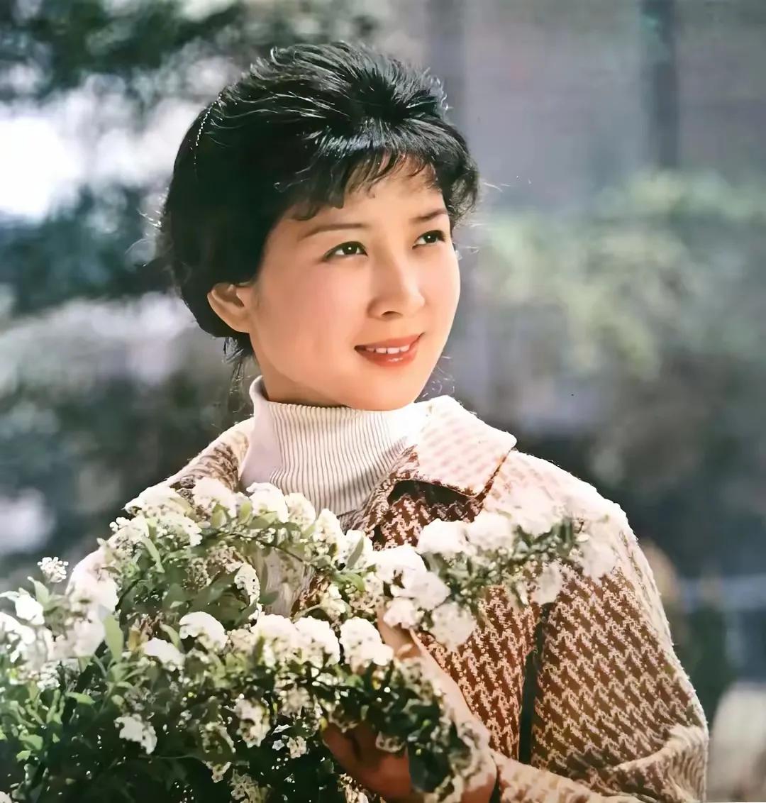 上影三枝花吴海燕 龚雪 赵静再加北影一朵花，都是美女
这几张照比较少见，拍得也不