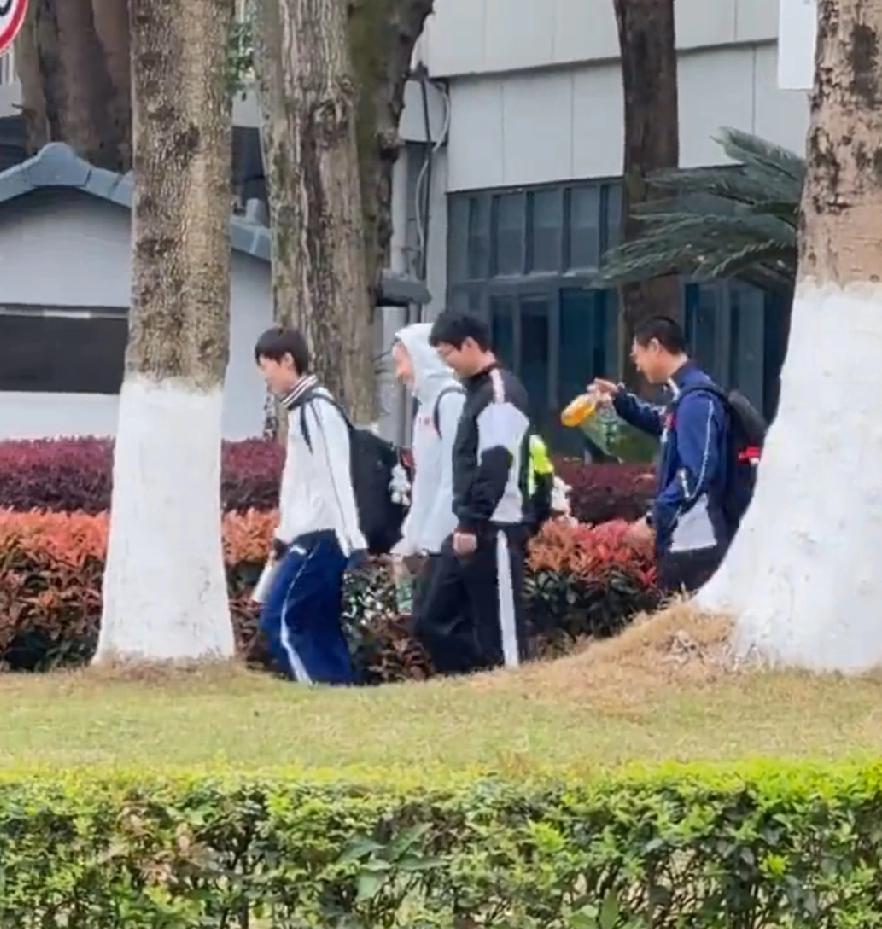 国乒成都训练基地，刚刚开开心心和徐奕、孟队医还有体能教练一起下训的王曼昱！
孟队