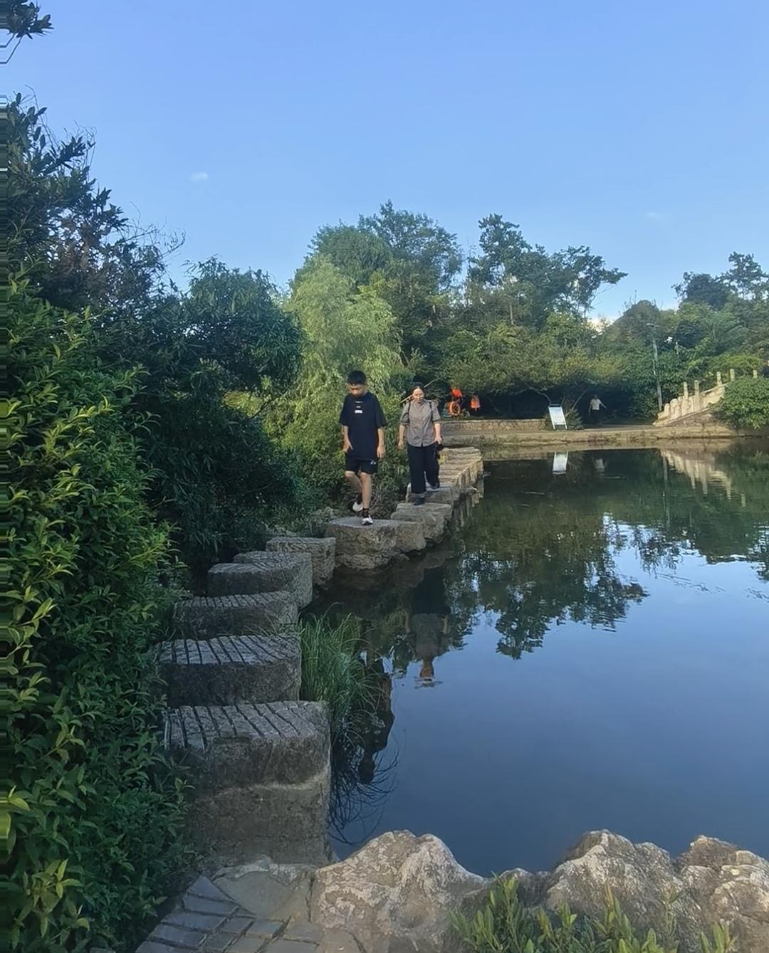 周末，和妻子领着幺儿一起徒步，我们穿梭在夏末秋初的绿意之间，尽情享受着大自然的宁