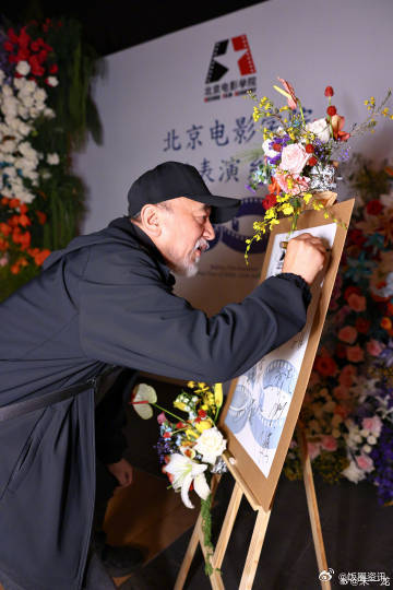 朱一龙晒同学会合照朱一龙晒同学会现场照朱一龙晒出同学会现场合照，一晃二十年同窗重