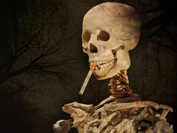 抽烟的人为啥不能健康长寿，不需要看医院统计数字，只需要看看两点：皮肤颜色和老痰就