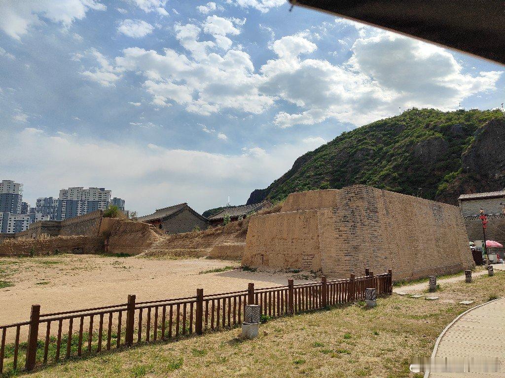 大境门景区。“大好河山”没有旁边的来远堡遗址有的看。 张家口·大境门景区
