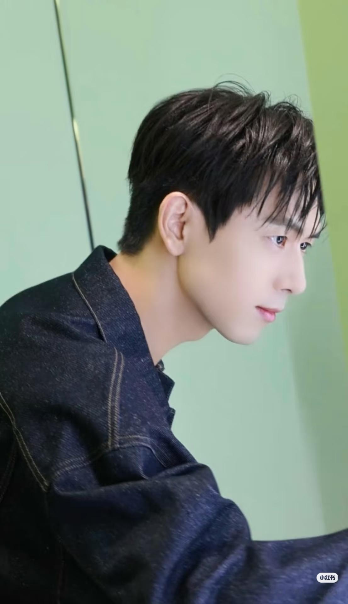 杨幂李现Prada造型李现帅就完事 