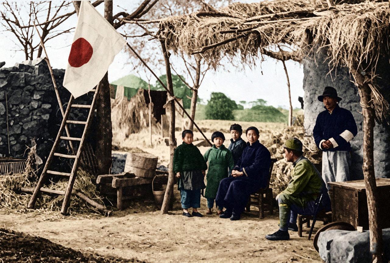 1938年12月，华北某乡村。戴着白色袖标的汉奸正胁迫村民配合一场"亲善"摆拍。