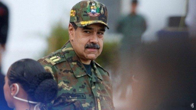 凤凰新闻【美媒爆料：马杜罗为防美国精准打击，频繁更换睡眠地点和手机】美国以“扫毒