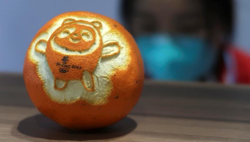 最近看到沈腾看似鼓掌实则扔橘子皮的视频，真是太逗了。只见他坐在那，双手有节奏地鼓