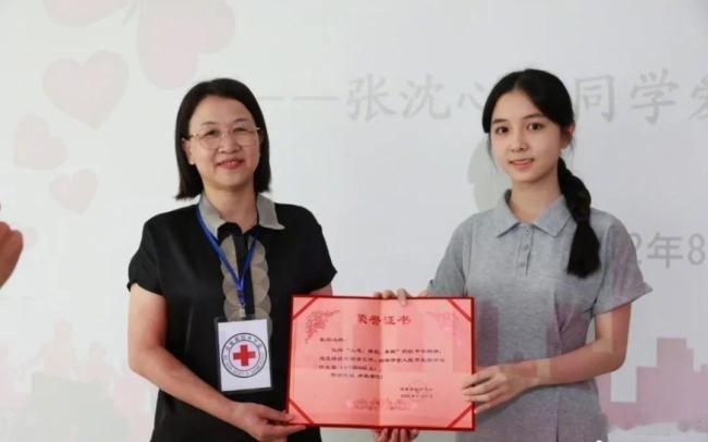 清华高颜值女孩父亲回应女儿直播，说太漂亮的女孩不适合直播，网友调侃可以走奶茶妹妹