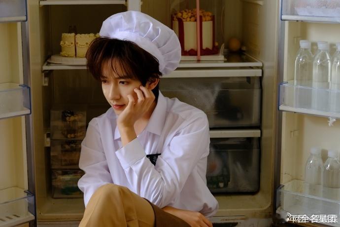 #贺峻霖厨师帽look##贺峻霖可爱甜点师#贺峻霖戴着厨师帽的模样，像一个正在创