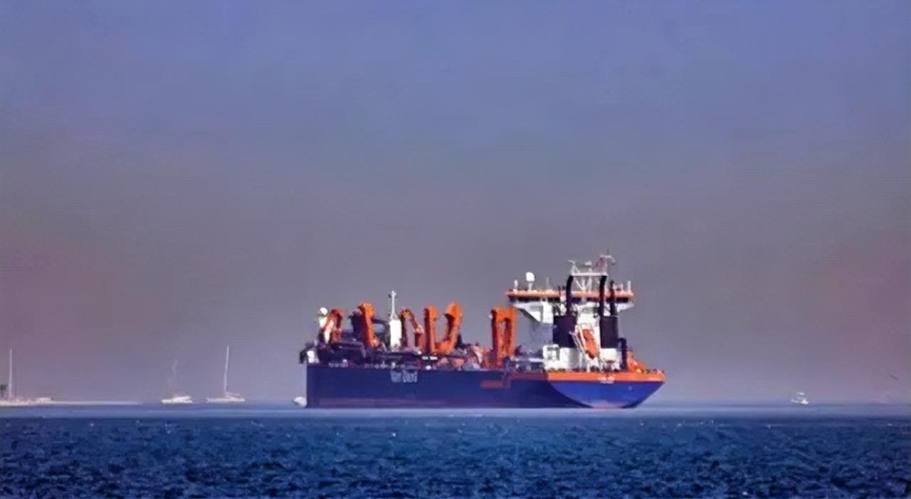 霍尔木兹海峡炮声不断，10多艘油轮被炮弹击中，中方油轮成唯一例外！

据伊朗法尔