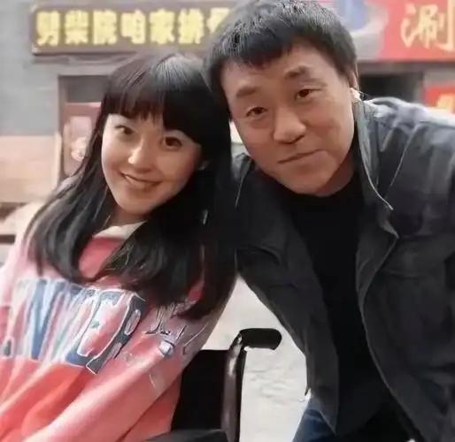 有一天，何冰参加同学聚会，一个女生拍着何冰肩膀说：“何冰，我都快30岁了，要不你