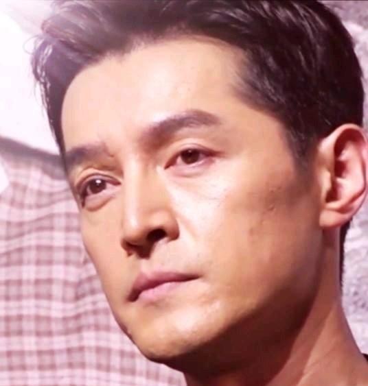 胡歌这原生脸真的赢麻了！43岁演《生命树》的多杰，皱纹和松弛感反而让角色更真实。