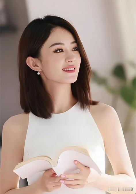 张艺谋说“她不再是过去的赵丽颖”，
当时没人懂，现在全懂了。
去年拍《第二十条》