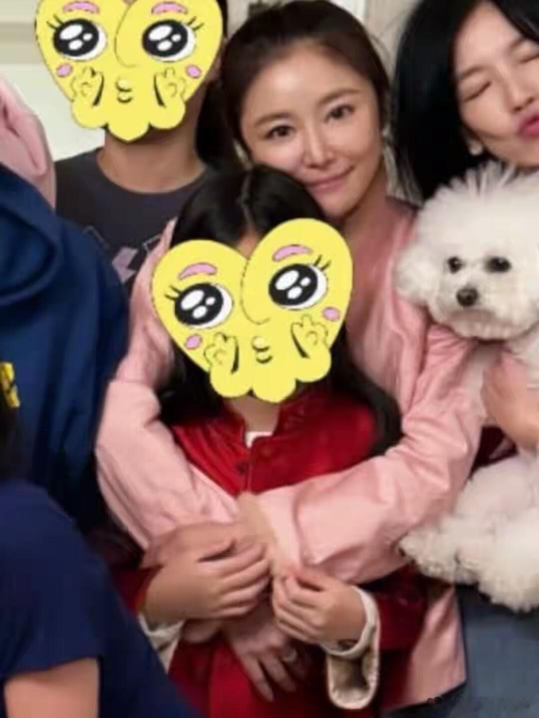 林心如母女新年参加聚会，9岁小海豚罕见出镜，身材高挑长腿抢镜 