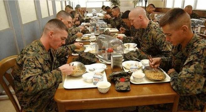 1994年，俄罗斯政府跟我国订购了五万箱方便面给自家军队，可令人震惊的是，刚收到