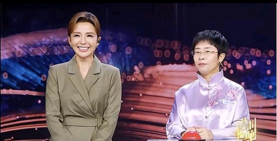 北大才女蒙曼49岁至今未婚，朱迅问她：“你最想嫁给谁？”没想到，她脱口而出的一个